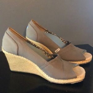 Gray Toms wedge